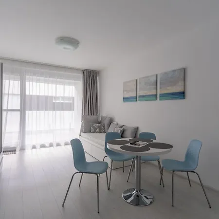 Strand Apartment *